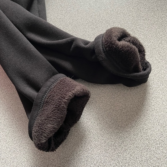 In Style Black Fuzzy Lined Leggings Size Medium - Picture 4 of 9